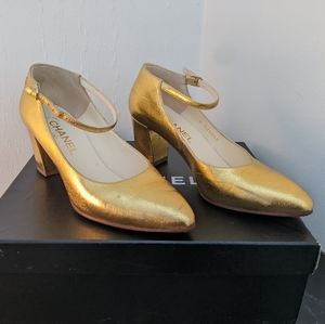 Gold vintage Chanel heels, size 37 1/2